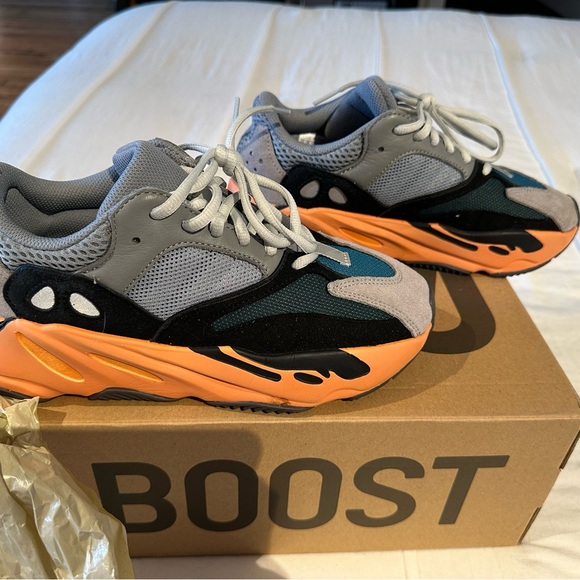Adidas Yeezy Boost 700 - Picture 5 of 11